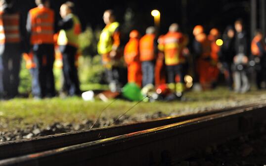 Wegen eines Erdrutsches war die Bahnlinie im Tessin bei Tenero am Samstag vorerst unterbrochen. (Symbolbild)