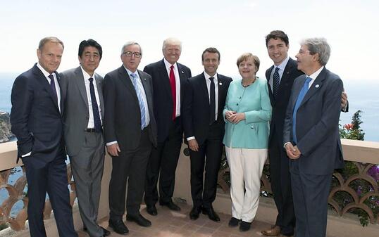 Fürs G7-Gruppenfoto zum Abschluss gab es auch einige Lächeln
