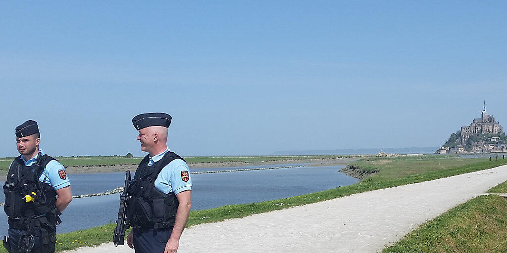 Polizisten evakuierten die Felseninsel Mont Saint-Michel, die zum Weltkulturerbe der Unesco gehört.