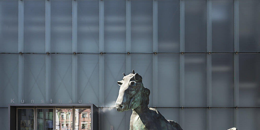 Die Bronzeskulptur "Drittes Tier" von Thomas Schütte heisst die Besucher des Kunsthauses Bregenz willkommen. Der deutscher Bildhauer zeigt in der KUB-Sommerausstellung neben Skulpturen auch Drucke und Architekturmodelle.