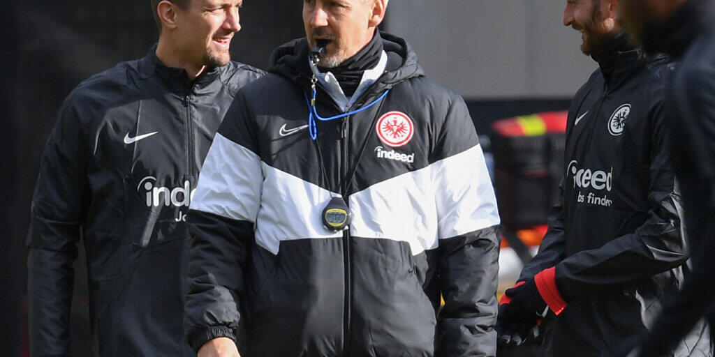 Frankfurts Trainer Adi Hütter (Mitte) kann mit seiner Mannschaft nach zweiwöchiger Quarantäne wieder trainieren