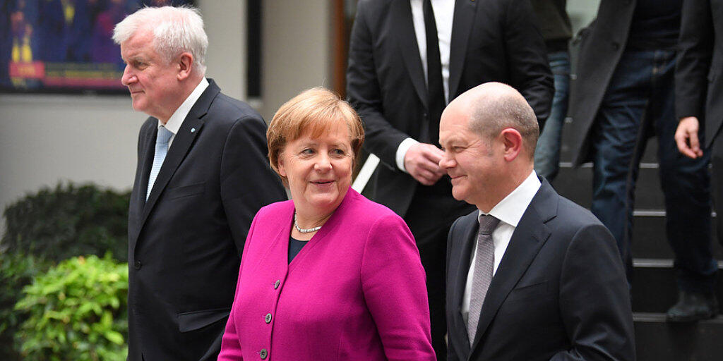 Bundeskanzlerin Angela Merkel (CDU), der CSU-Vorsitzende Horst Seehofer (l) und der kommissarische SPD-Vorsitzende Olaf Scholz am Montag in Berlin vor der Unterzeichnung des Koalitionsvertrages.