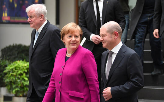 Bundeskanzlerin Angela Merkel (CDU), der CSU-Vorsitzende Horst Seehofer (l) und der kommissarische SPD-Vorsitzende Olaf Scholz am Montag in Berlin vor der Unterzeichnung des Koalitionsvertrages.