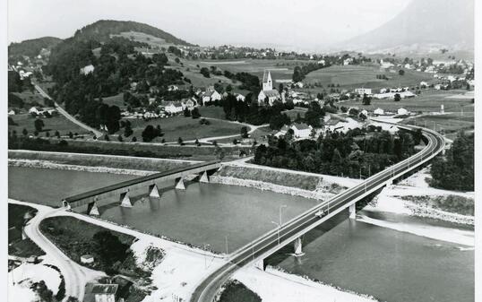 Alte und neue Rheinbrücke Bendern-Haag um 1965