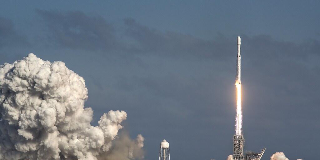 Die "Falcon Heavy" hebt in Cape Canaveral ab: Sie ist die grösste derzeit genutzte Trägerrakete der Welt.