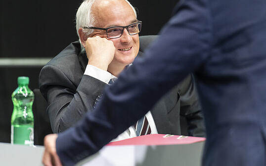 Der Berner Gesundheitsdirektor Pierre Alain Schnegg beantragt eine Maskenpflicht im öffentlichen Verkehr. (Archivbild)