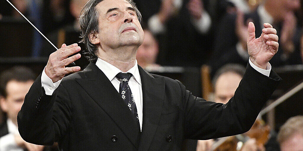ARCHIV - Riccardo Muti, italienischer Dirigent, leitet das Neujahrskonzert 2018 der Wiener Philharmoniker. Foto: Hans Punz/APA/dpa ARCHIV - Riccardo Muti, italienischer Dirigent, leitet das Neujahrskonzert 2018 der Wiener Philharmoniker. Foto: Hans Punz/APA/dpa