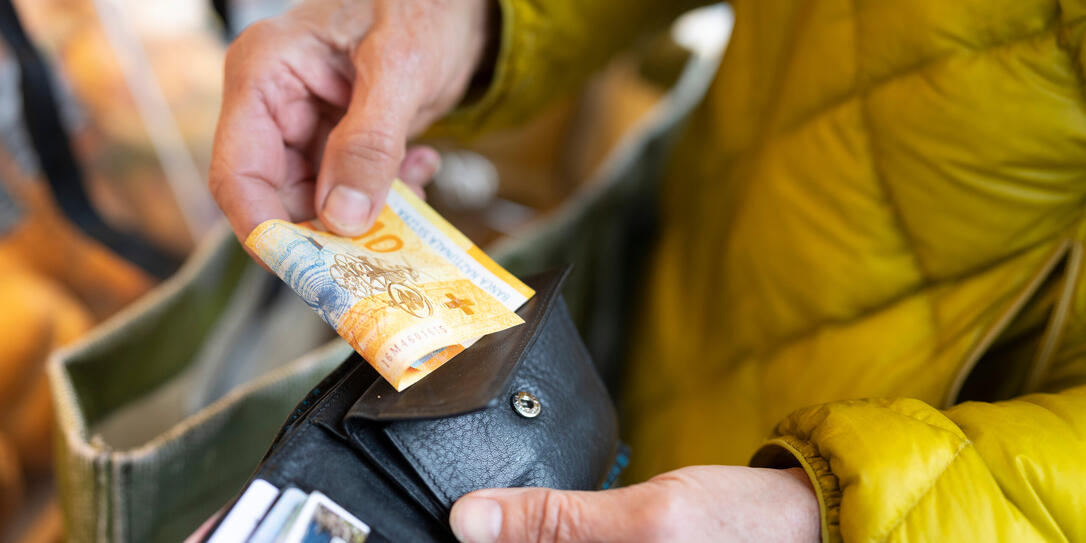 PORTEMONNAIE, GELDBOERSE, SCHWEIZER FRANKEN, SCHWEIZERFRANKEN, SCHWEIZER GELD, GELD, WAEHRUNG, ZAHLUNGSMITTEL, BARGELD, CHF, SFR, BANKNOTE, GELDNOTE, GELDSCHEIN, PAPIERGELD KAUFKRAFT,