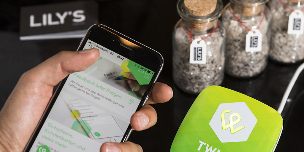 Ein Kunde bezahlt mit der Twint-App im Restaurant Lily's in Zürich: Mittlerweile kann so die Rechnung an schweizweit 25'000 Verkaufsstellen beglichen werden. Ein Kunde bezahlt mit der Twint-App im Restaurant Lily's in Zürich: Mittlerweile kann so die Rechnung an schweizweit 25'000 Verkaufsstellen beglichen werden.