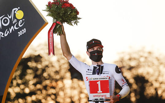 Marc Hirschi bei der Siegerehrung auf den Champs-Elysées in Paris, wo er als kämpferischster Fahrer der diesjährigen Tour de France geehert wurde