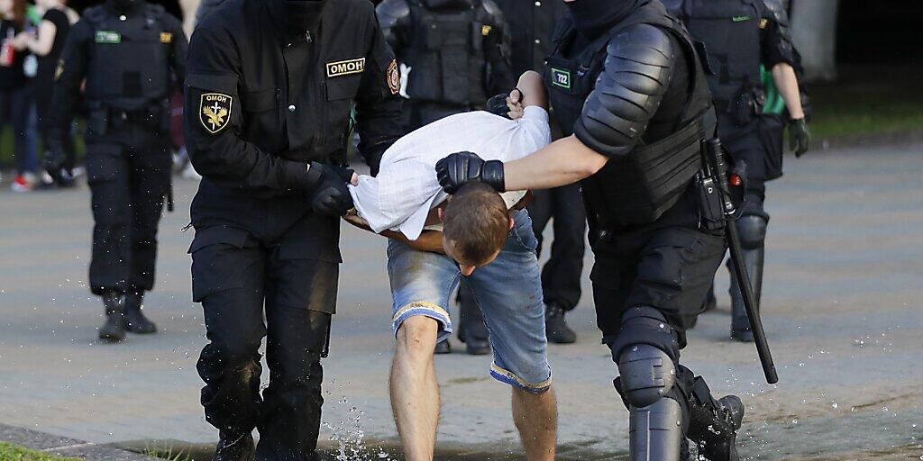 dpatopbilder - Die Polizei verhaftet einen Demonstranten während eines Massenprotests nach den Präsidentschaftswahlen in Belarus. Foto: Sergei Grits/AP/dpa dpatopbilder - Die Polizei verhaftet einen Demonstranten während eines Massenprotests nach den Präsidentschaftswahlen in Belarus. Foto: Sergei Grits/AP/dpa