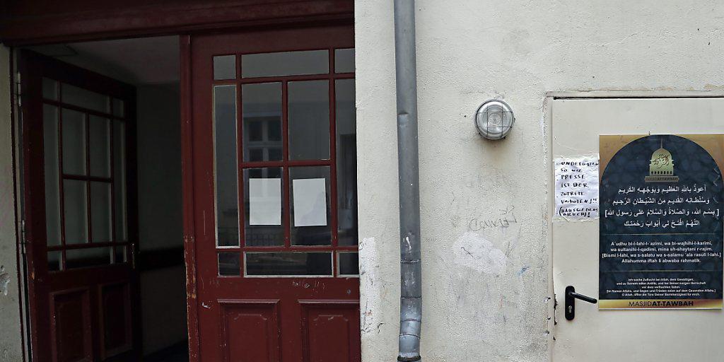 Der Eingang zur Moschee, die laut Berliner Polizei Treffpunkt gewaltbereiter Islamisten war. (Archiv)