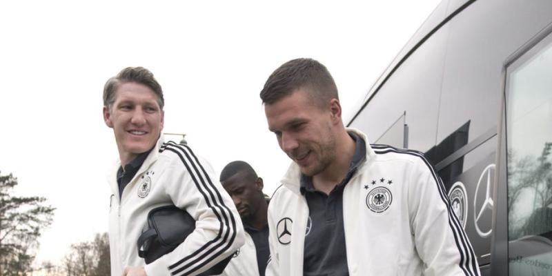 Das war noch vor dem Training und der neuerlichen Knieverletzung: Bastian Schweinsteiger (links) am Dienstag in Berlin