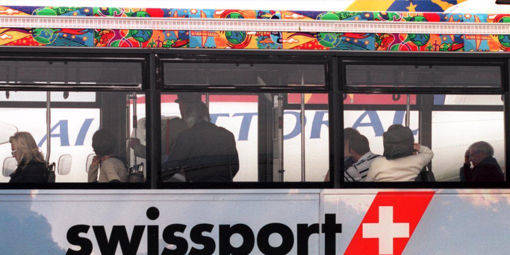 Swissport wechselt den Besitzer. Ein Zubringerbus des Unternehmens auf dem Flughafen in Nizza. (Archiv)