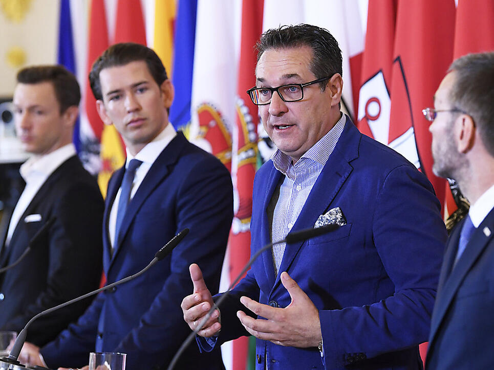 Österreichs Regierung von Sebastian Kurz (2.v.l.) informiert über "Entscheidungen im Kampf gegen politischen Islam". Mit dabei Kanzleramtsminister Gernot Blümel (l), Vizekanzler Heinz-Christian Strache (2.v.r.) und Inneminister Herbert Kickl (r).