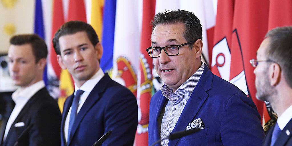 Österreichs Regierung von Sebastian Kurz (2.v.l.) informiert über "Entscheidungen im Kampf gegen politischen Islam". Mit dabei Kanzleramtsminister Gernot Blümel (l), Vizekanzler Heinz-Christian Strache (2.v.r.) und Inneminister Herbert Kickl (r).