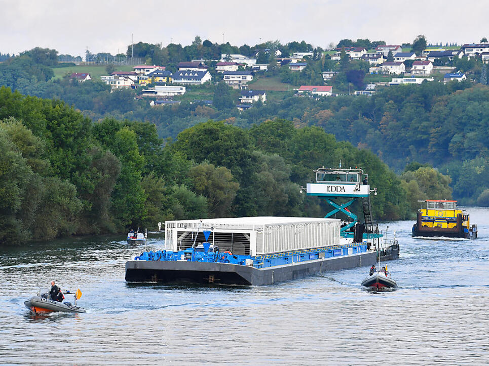 Wieder wird radioaktiver Atommüll mit einem Spezialschiff auf dem Neckar transportiert, begleitet von Polizeibooten.