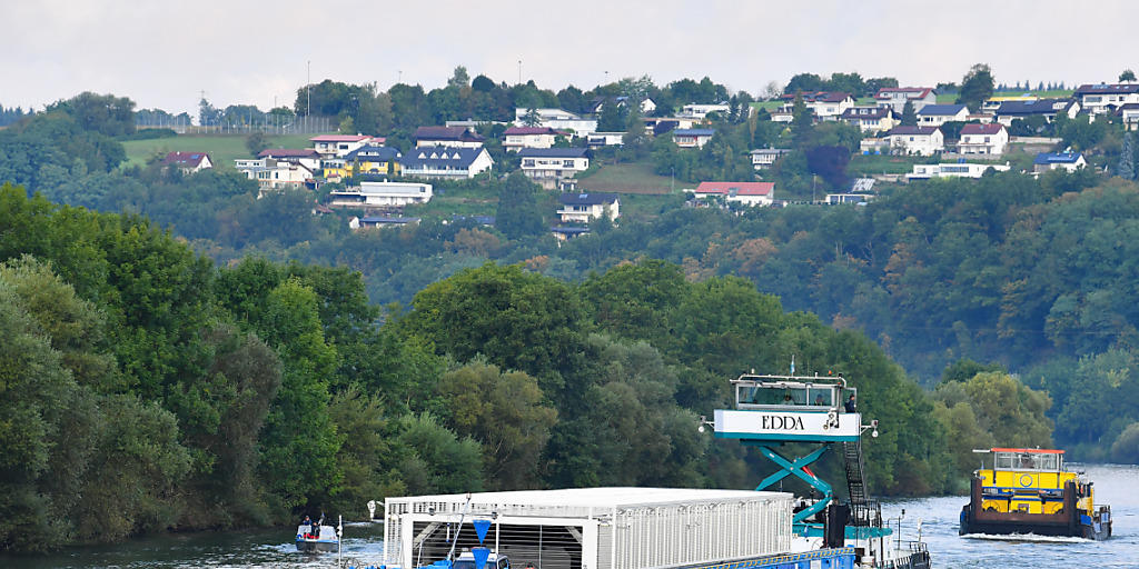 Wieder wird radioaktiver Atommüll mit einem Spezialschiff auf dem Neckar transportiert, begleitet von Polizeibooten.