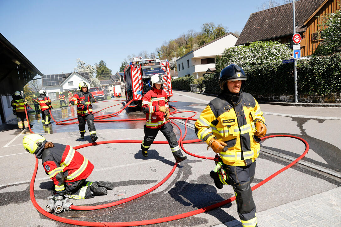 Schluss&uuml;bung beim Kurs f&uuml;r neue Feuerwehrleute beim "Restaurant L&ouml;wen&raquo; in Gamprin-Bendern.