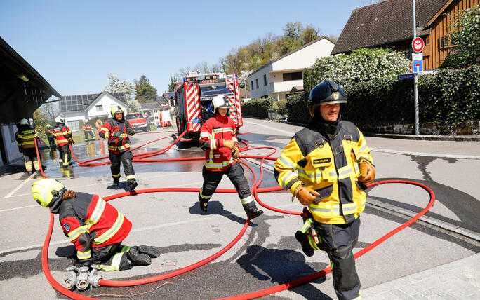 Schluss&uuml;bung beim Kurs f&uuml;r neue Feuerwehrleute beim "Restaurant L&ouml;wen&raquo; in Gamprin-Bendern.