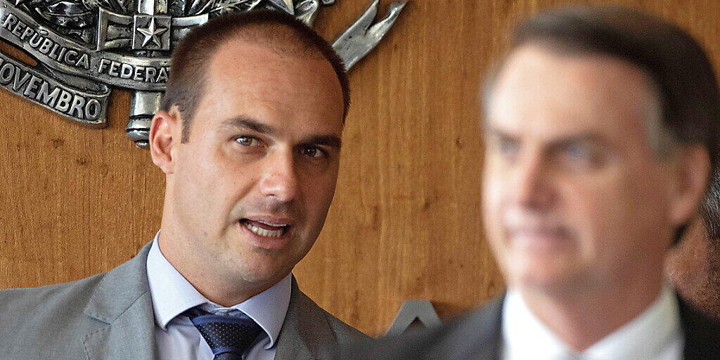 Der brasilianische Präsident Jair Bolsonaro (rechts) hat vergangene Woche seinen Sohn Eduardo Bolsonaro (links) für den Posten als Botschafter in Washington nominiert. Oppositionspolitiker verurteilten dies als Vetternwirtschaft. US-Präsident Trump hält es für eine "tolle" Wahl. (Archiv)