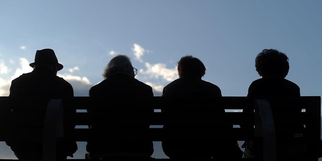 Wer bereits pensioniert ist, kann sich zurücklehnen. Doch künftig soll das Rentenalter bis auf 67 Jahre angehoben werden können. Damit möchte die Nationalratskommission die AHV vor einer finanziellen Schieflage bewahren. (Symbolbild)