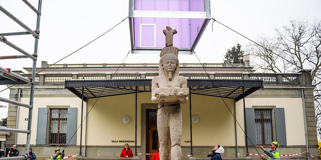 Alles Gute kommt von oben: Die 5,4 Meter hohe Hapi-Statue erwartet ihre Schutzh&uuml;lle. Die Statue steht im Garten des Rietberg-Museums in Z&uuml;rich und weist auf die Ausstellung "Osiris - Das versunkene Geheimnis &Auml;gyptens" hin.