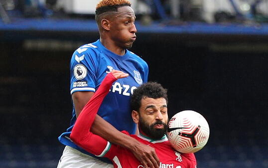 Harter Kampf im Merseyside-Derby: Evertons Yerry Mina (oben) gegen Mohamed Salah