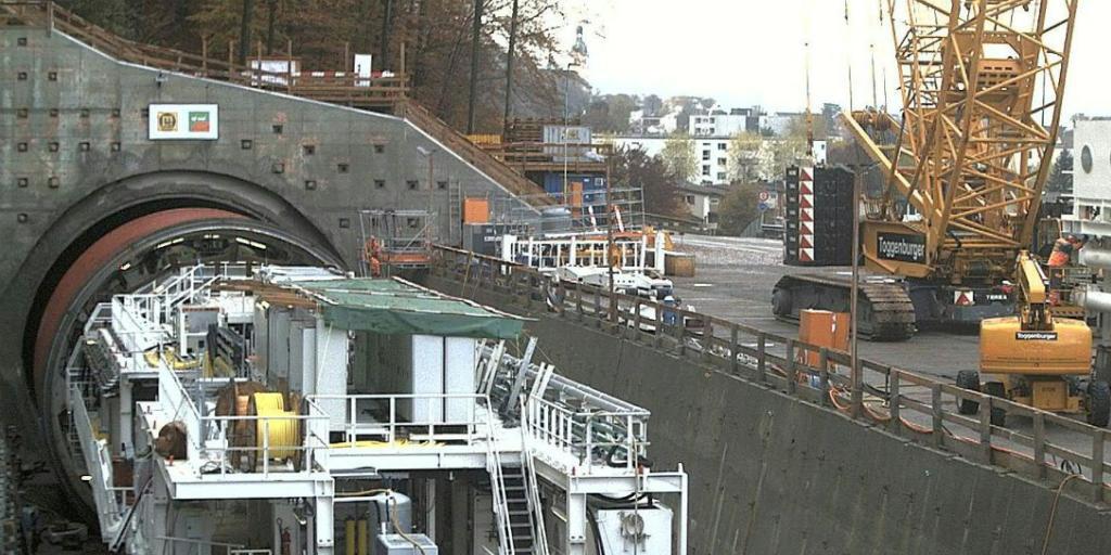Die 2400 Tonnen schwere Tunnelbohrmaschine frisst sich ein Jahr lang durch den Eppenberg im Kanton Solothurn. Der neue, doppelspurige SBB-Tunnel ist das Herzstück des Vierspurausbaus der Strecke Aarau-Olten.