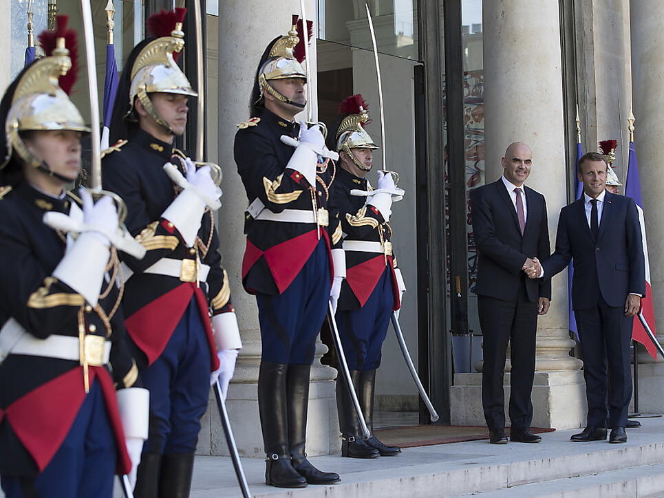 Bundespr&auml;sident Alain Berset wird vom franz&ouml;sischen Pr&auml;sidenten Emmanuel Macron (ganz rechts) im Elys&eacute;e-Palast begr&uuml;sst.