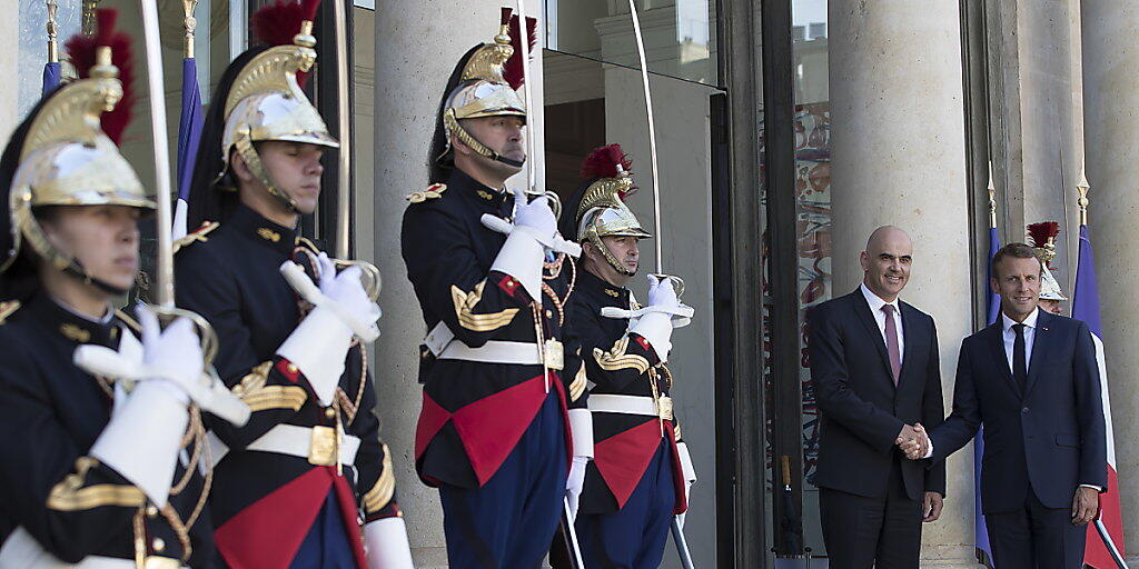Bundespräsident Alain Berset wird vom französischen Präsidenten Emmanuel Macron (ganz rechts) im Elysée-Palast begrüsst.