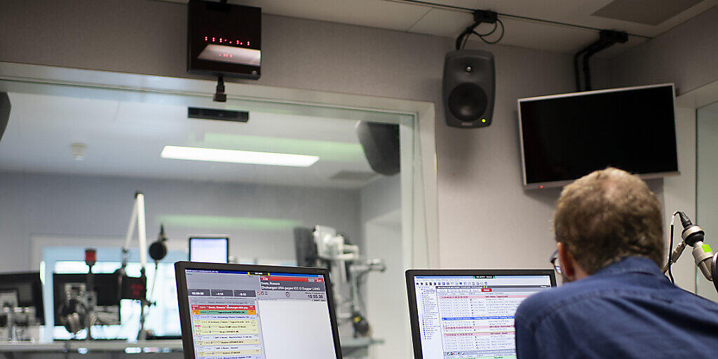 Mehrheitlicher Umzug von Bern nach Zürich absehbar: Ein Mitarbeiter von SRF 4 News in einem Studio in Bern.