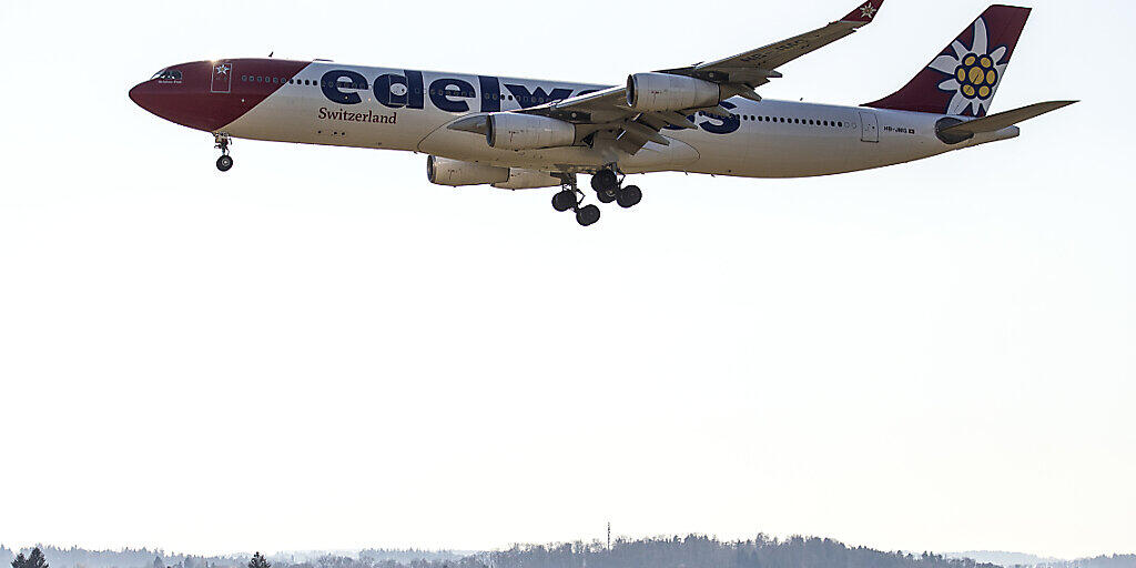 Die Edelweiss Maschine mit Schweizer Rückkehrern aus San José, Costa Rica, beim Anflug zum Flughafen Zürich.