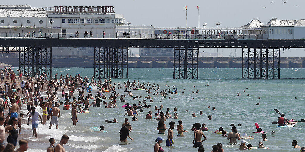 Menschen strömen bei schönem Wetter in Massen an den Strand von Brighton. Foto: Alastair Grant/AP/dpa Menschen strömen bei schönem Wetter in Massen an den Strand von Brighton. Foto: Alastair Grant/AP/dpa