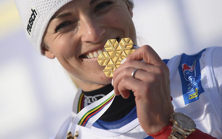 Lara Gut-Behrami zeigt an der Siegerehrung nach dem WM-Riesenslalom ihre zweite goldene Medaille