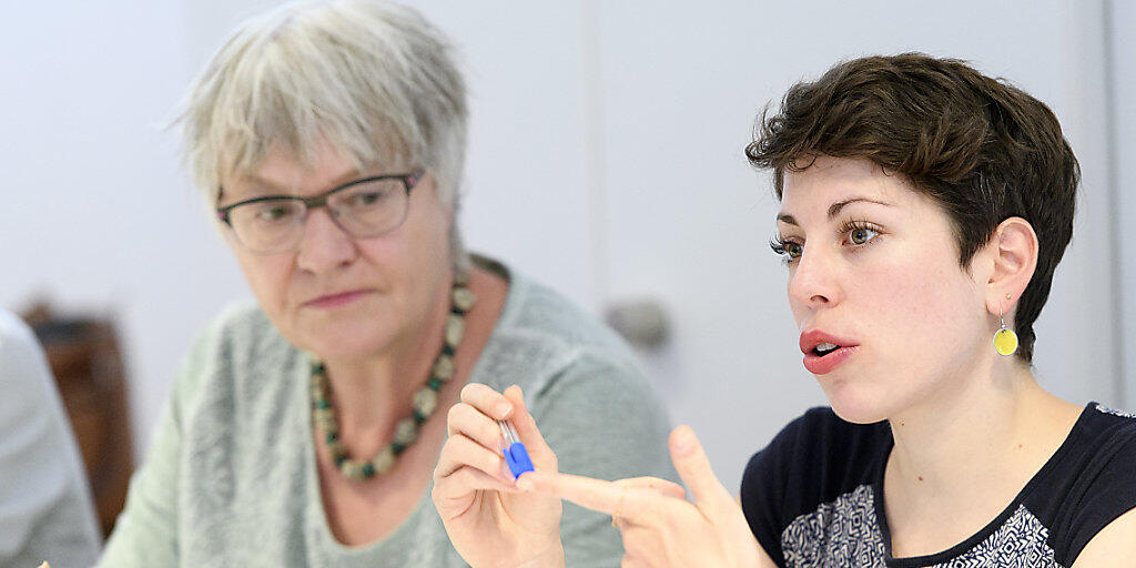 Die Nationalrätinnen Lisa Mazzone (rechts) und Rosmarie Quadranti warnen vor schwerwiegenden Folgen für Wirtschaft, Gesellschaft und die Zivildienstleistenden, sollte das Zivildienstgesetz verschärft werden. Deshalb drohen sie mit dem Referendum.
