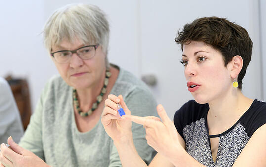 Die Nationalrätinnen Lisa Mazzone (rechts) und Rosmarie Quadranti warnen vor schwerwiegenden Folgen für Wirtschaft, Gesellschaft und die Zivildienstleistenden, sollte das Zivildienstgesetz verschärft werden. Deshalb drohen sie mit dem Referendum.