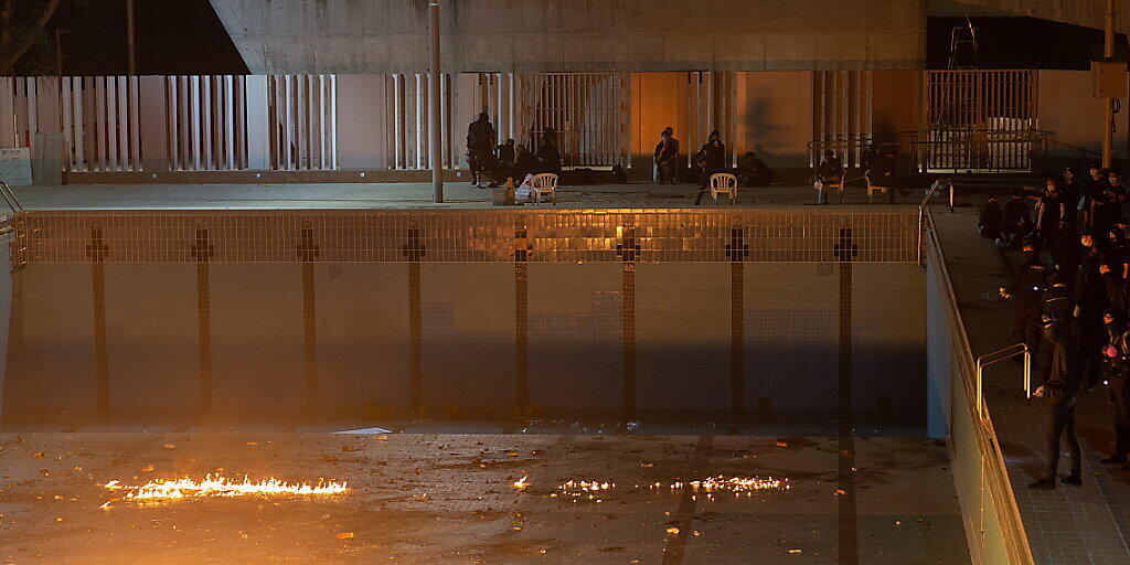 Anti-Regierungsdemonstranten in Hongkong üben das Werfen von Brandsätzen in einem leeren Schwimmbad.