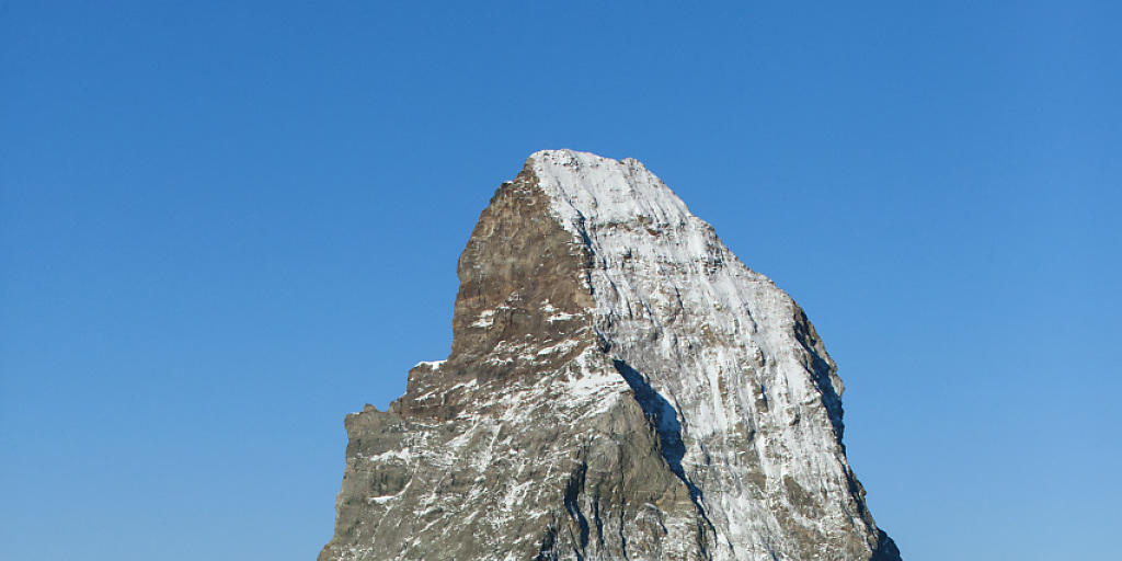 Zum Jubiläum der Erstbesteigung vor 150 Jahren wird das Matterhorn einen Tag "geschlossen". Damit wird auch den über 500 tödlich verunfallten Bergsteigern seit 1865 gedacht. (KEYSTONE/Alessandro Della Bella)