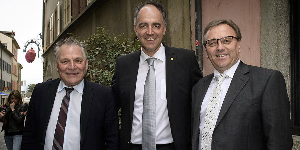 Die drei CVP-Kandidaten Jacques Melly, Christophe Darbellay und Roberto Schmidt sichern sich im Rennen um den Einzug in die Walliser Regierung die ersten drei Plätze. Die drei CVP-Kandidaten Jacques Melly, Christophe Darbellay und Roberto Schmidt sichern sich im Rennen um den Einzug in die Walliser Regierung die ersten drei Plätze.