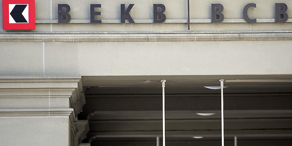 Die Berner Kantonalbank hat im ersten Halbjahr ein durchwachsenes Ergebnis erzielt: Die Erträge waren rückläufig, der Gewinn aber legte zu. (Archivbild)