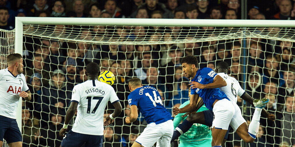 Evertons Cenk Tosun (in blau/rechts) bringt mit seinem Tor Tottenham in der 98. Minute um den Sieg