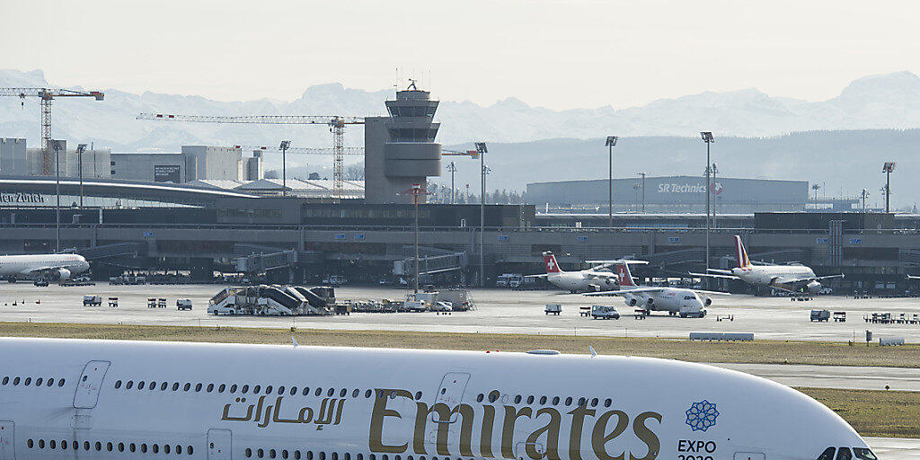 Ein Flugzeug der Emirates am Flughafen Zürich. (Archiv)