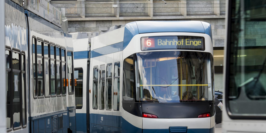 Die Trambeschaffung in der Stadt Zürich geht in eine neue Runde: Ein neuer Gutachter muss die Offerten überprüfen. (Archiv)