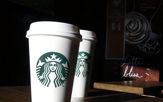 Die Café-Kette Starbucks will ihren Mitarbeitern in den USA mehr zahlen. (Archiv)
