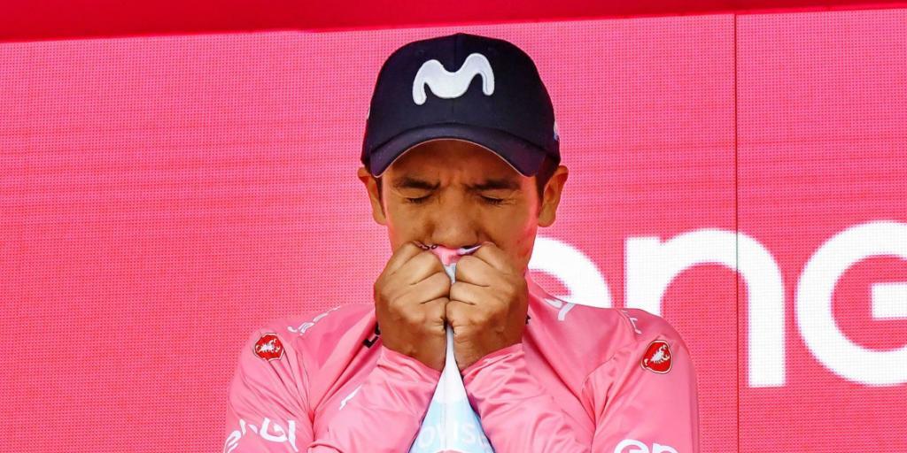 Richard Carapaz freut sich über die "Maglia rosa". Er trägt sie als erster Fahrer aus Ecuador