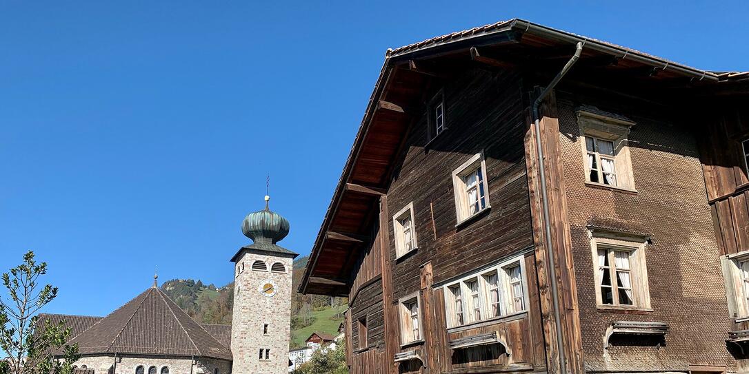 Blick auf das Walsermuseum und im Hintergrund der Zwiebelturm der Triesenberger Kirche. Blick auf das Walsermuseum und im Hintergrund der Zwiebelturm der Triesenberger Kirche.
