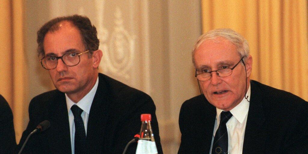 Der frühere Schweizer Botschafter in Paris, Benedikt von Tscharner, mit dem damaligen Bundesrat Flavio Cotti (CVP) in einer Aufnahme von 1995. (Archivbild)
