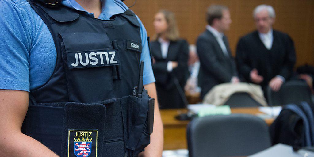 Acht Angestellte der Deutschen Bank stehen in Frankfurt vor Gericht, weil sie sich an einem illegalen Umsatzsteuer-Karussell beteiligt haben sollen. Acht Angestellte der Deutschen Bank stehen in Frankfurt vor Gericht, weil sie sich an einem illegalen Umsatzsteuer-Karussell beteiligt haben sollen.