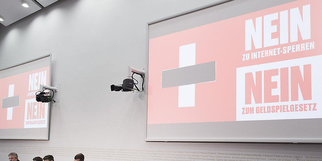 Mit dem Sujet eines Schweizer Kreuzes mit Zensurbalken startete das Referendumskomitee am Donnerstag in die Kampagne.
